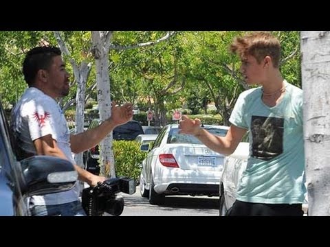 Justin Bieber, boyfriend of Selena Gomez, gets rough with paparazzi