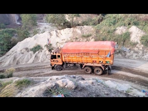 PS Fuso bermuatan full melewati tebing jalan tanah skill driver PS Fuso beban berat