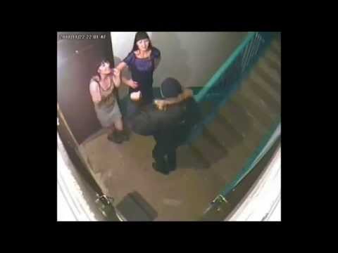 Скрытая камера засняла секс красивой блондинки на лестничной площадке