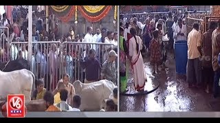 Maha Shivaratri | Devotees Angry Over VIP Darshan Arrangements In Vemulawada Temple | V6 News