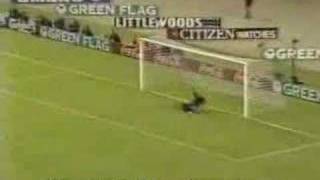 Thumb Clásico del fútbol: René Higuita atajando un gol con el Escorpión