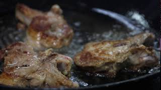 Ribeye Steak Fries On Iron Pan. Shot 2. Free Footage. / Рёбрышки Жарятся На Чугунной Сковороде