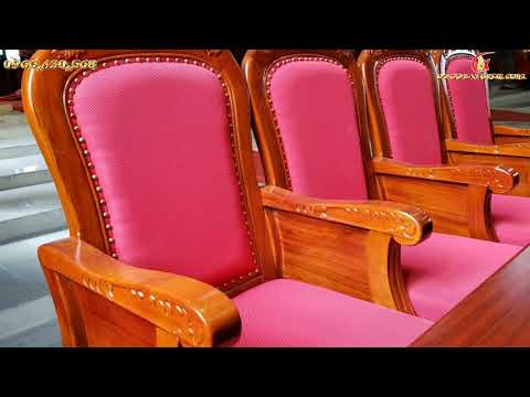 Thi công lắp đặt Bàn ghế hội trường bằng gỗ Gõ đỏ đẹp mãi với thời gian