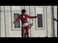 Artistas de circo actúan para el Papa durante la audiencia general