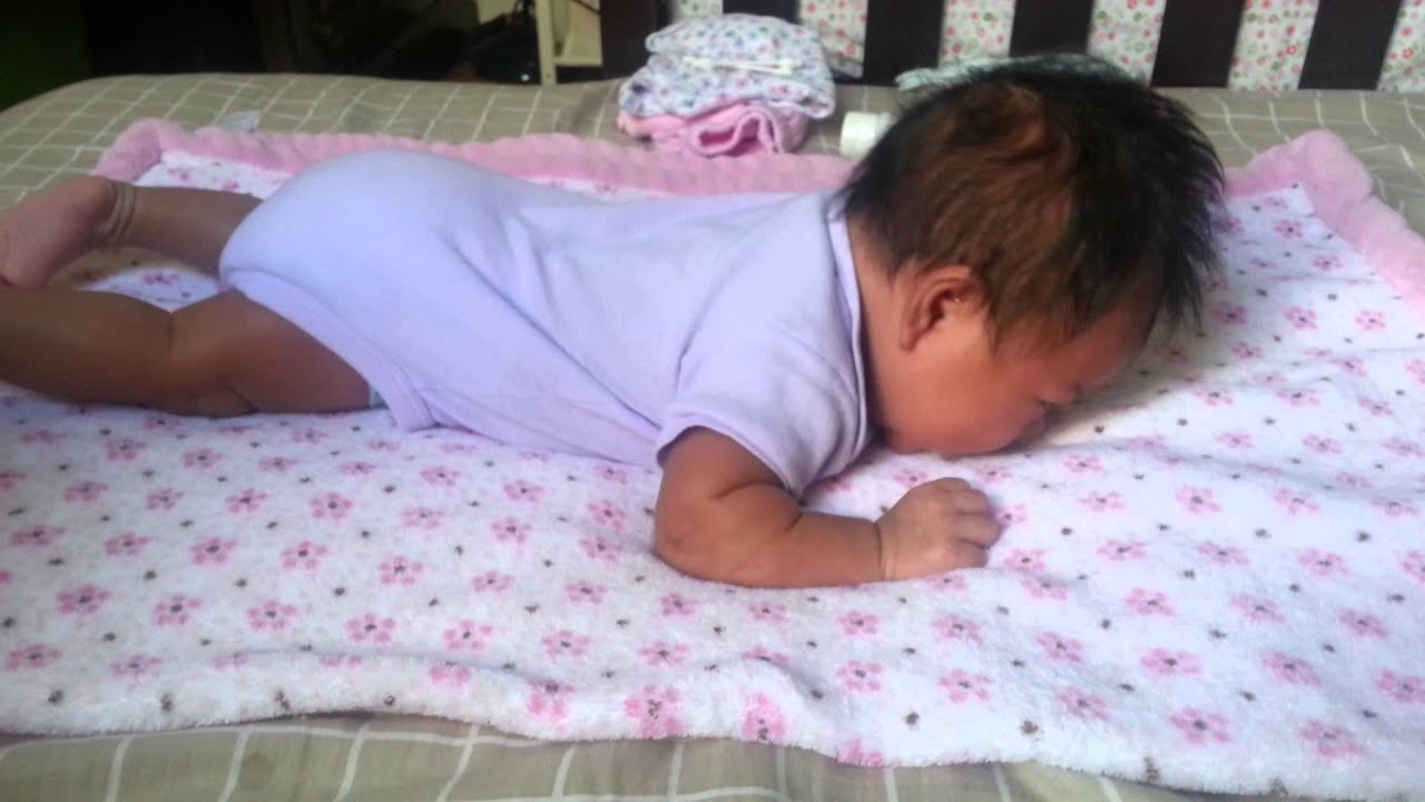 1 month old baby tummy time before bath - YouTube