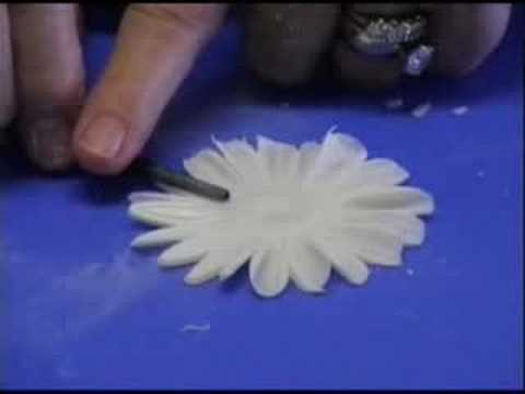 Cake Decorating -- Daisies My Way by Glenda Galvez - YouTube