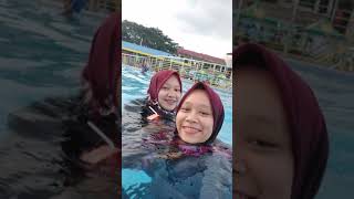 Hijab berenang bareng