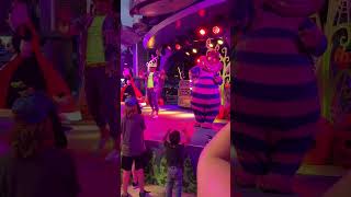 Disney Villains Dance Party Queen Of Hearts & Cheshire Cat Arrive - Disneyland 91723 At Tl Terrace