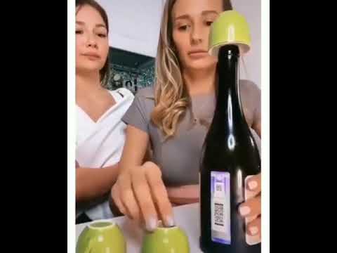Хлоя Карлова показывает как хорошо ей с бутылочкой лимонада в пизденке - она вставляет ее до упора 