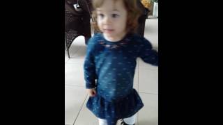 Menina de 2 anos dançando \