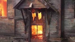 Видео Горит дом на Бесовецкой в Петрозаводске от Ведомости Карелии, Бесовецкая улица, Петрозаводск, Россия
