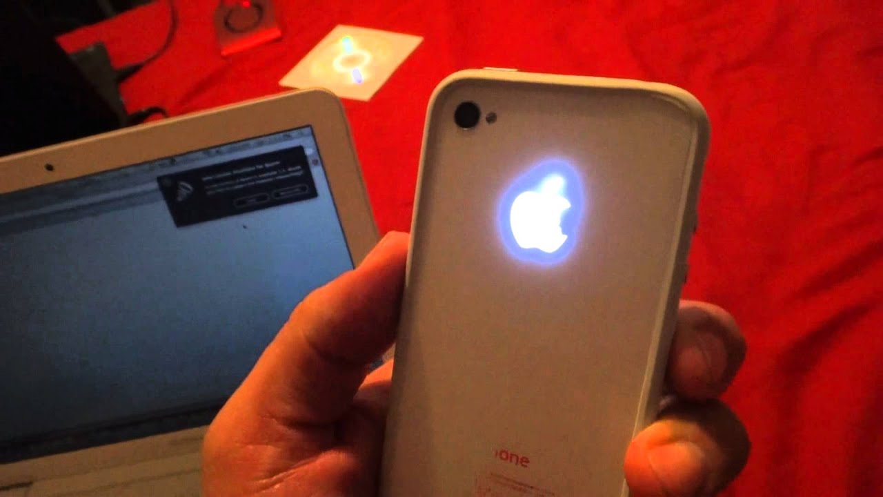 iPhone 4S con logo iluminado