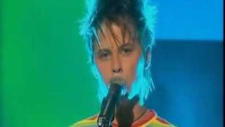 Watch Alex Parks Here Comes The Rain Again video