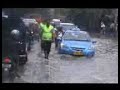 image Kapolsek Pesanggrahan Personilnya Atur Lalu Lintas Di Lokasi Banjir