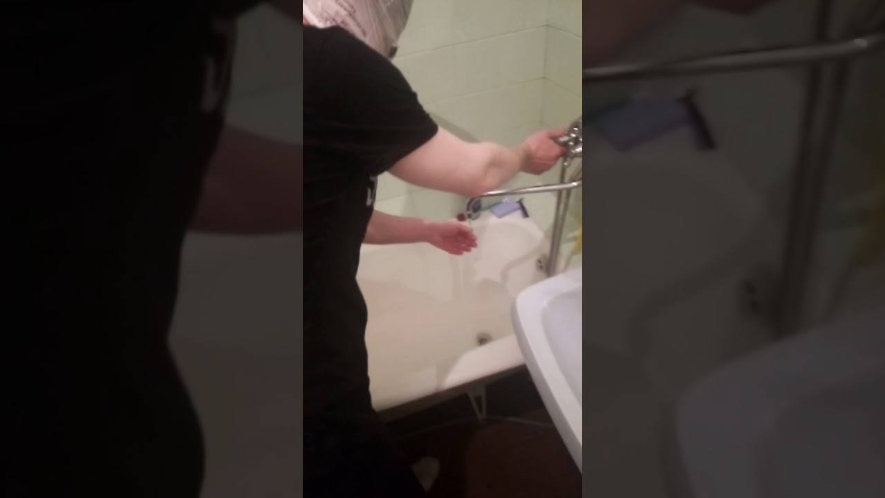 Надя присосалась к хую в туалете 