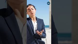 Người Phụ Nữ Ngoài Hành Tinh Gây Sốc Sân Bay Mỹ