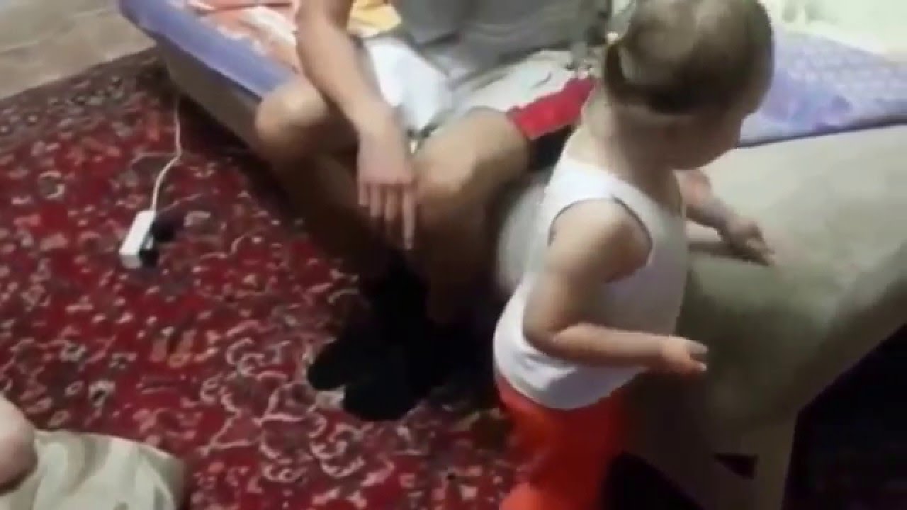 Русский отец трахает дочку в попку прям на кухне