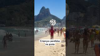 Praia Cheia, E Muitas Crianças Perdidas. Guarda Vidas Vigiam O Mar E As Crianças Na Praia.