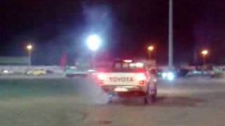 TOYOTA Helux 4x4 Donuts تمتيع تويوتا فجعة في ساحة الكيش
