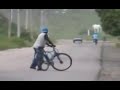 ubriaco fradicio in bicicletta - incredibile!!