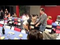 Ragazza perde la gonna mentre balla ad una festa