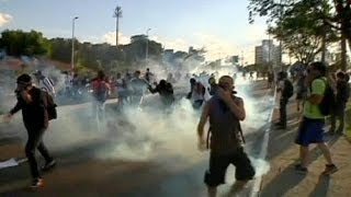 Видео Протесты в Бразилии: на уkицы Белу Оризонте вышли 50 тысяч человек от euronews (на русском), Белу-Оризонти, Бразилия