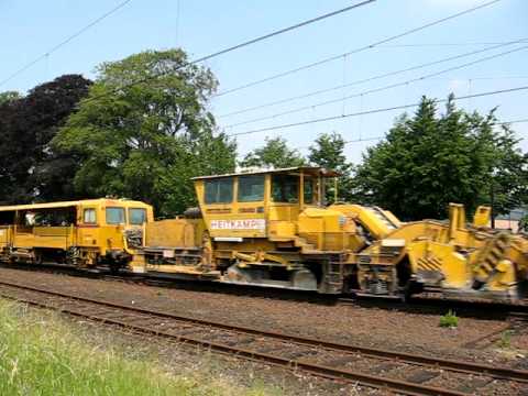 BAM-RRF diesel locomotive pull strukton work train!!!