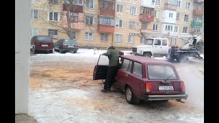 Видео Машина под окном: Тирасполь, улица Одесская 82/4 от Александр Поактак, Одесская улица, Тирасполь, Молдавия