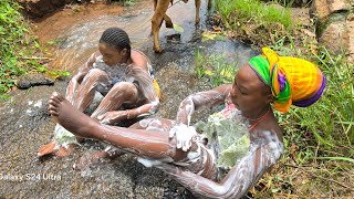 THIS IS HOW AFRICAN VILLAGE GIRLS BATH IN THE RIVER !!