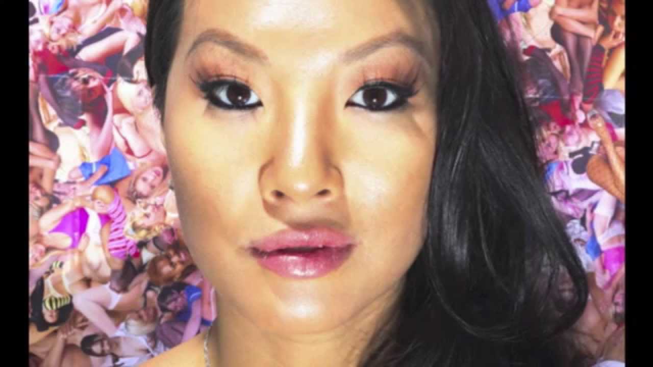Великолепная Азиатская брюнетка Аса Акира знает как соблазнить каждого человека