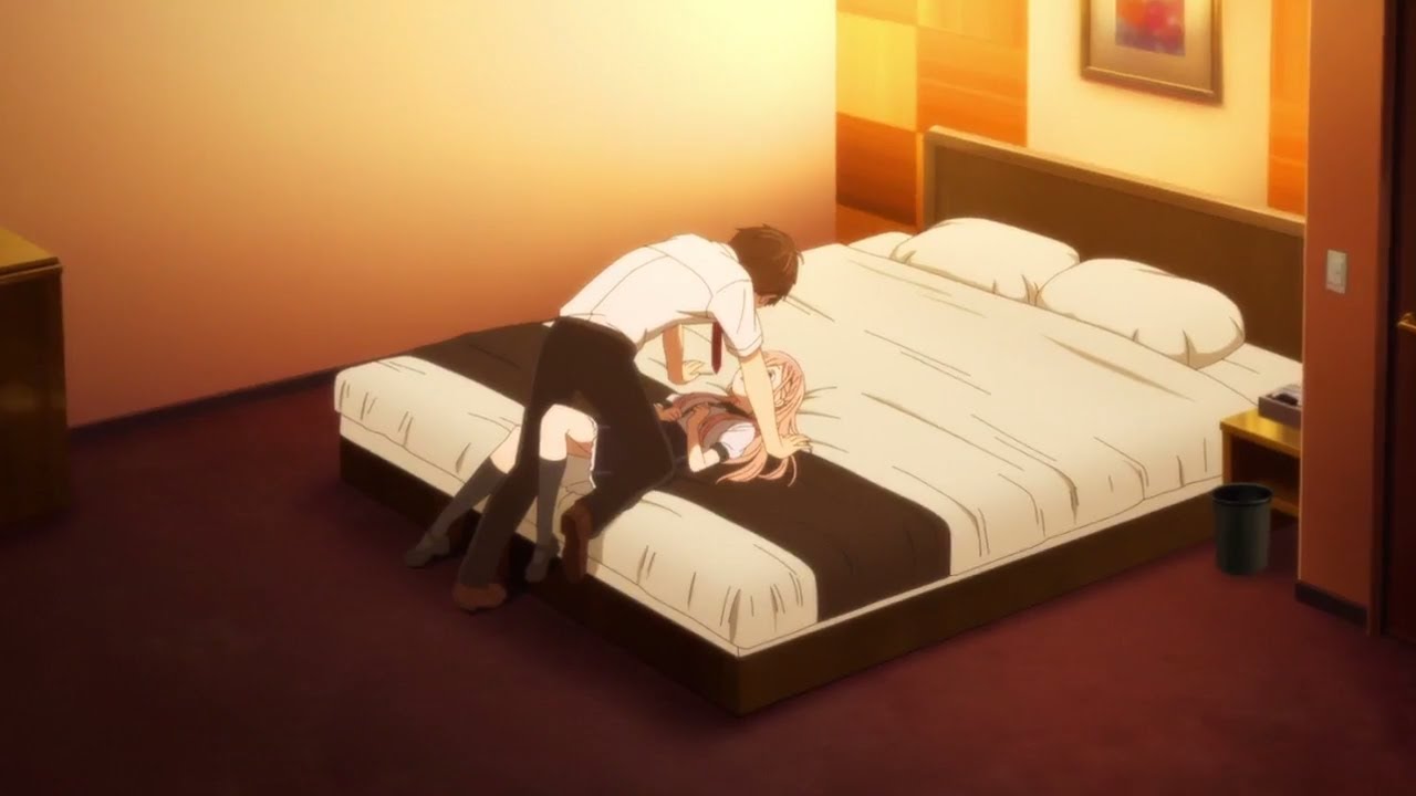 Две девушки на кровати ублажают потребности старого развратника и принимают его сперму