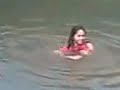 image Cewek Cantik Mandi Di Sungai
