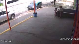 Homem Dá Cerveja Para Menina De 3 Anos Em Vg