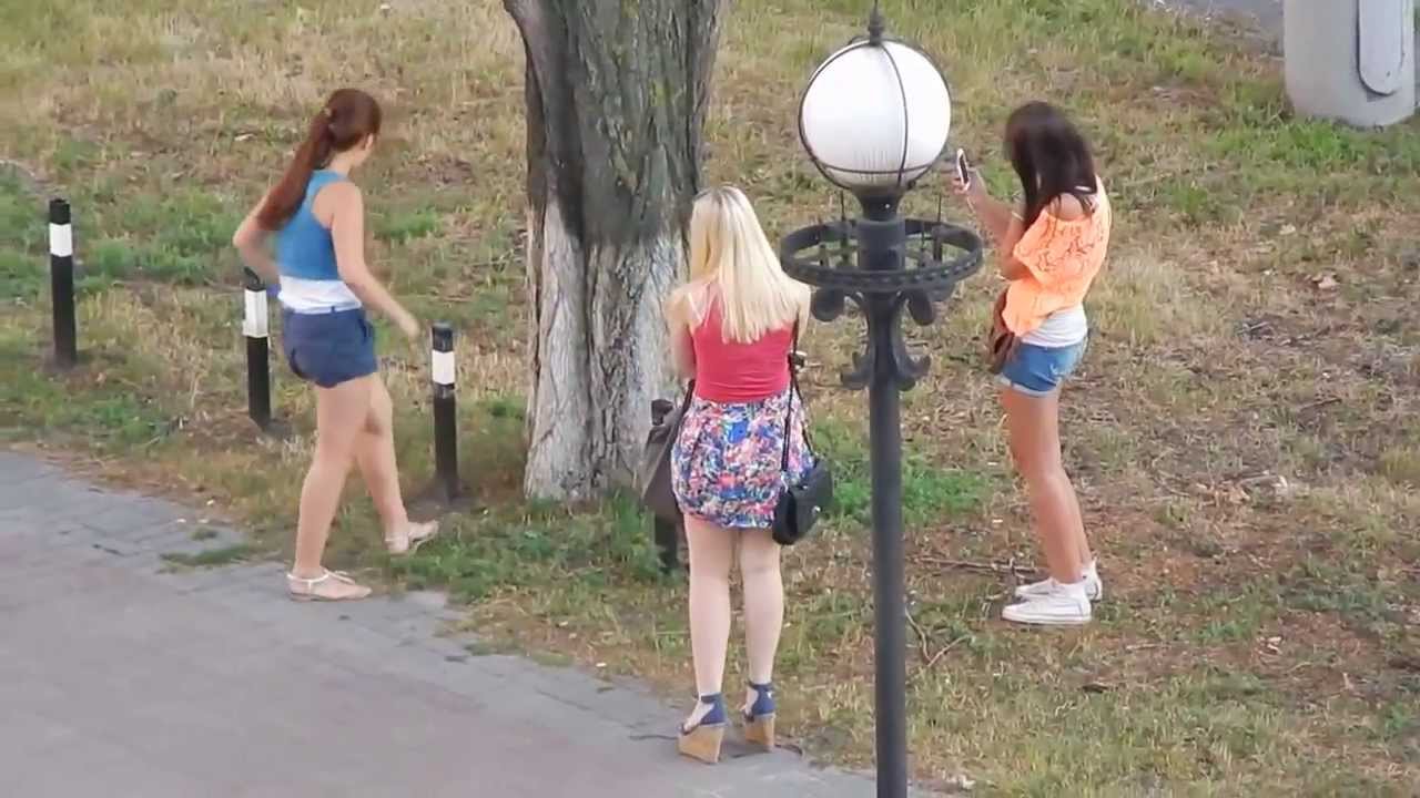 Смотреть как девушки писают на улице фото фото