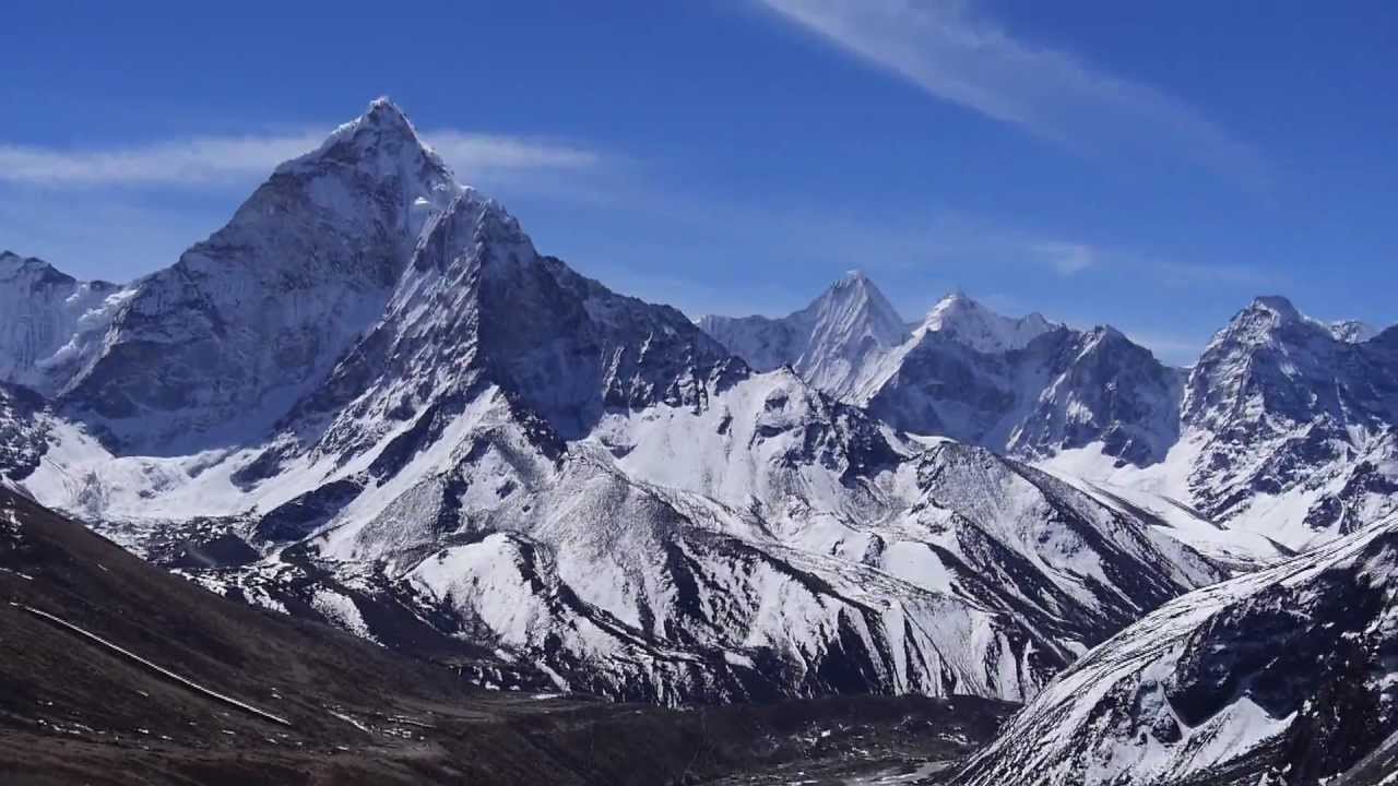 쿰부히말라야 트레킹 중 종글라롯지를 지나 보이는 전망 - YouTube