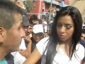aficionados meten mano a reportera