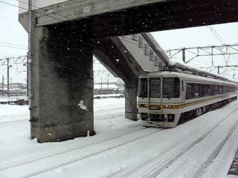 快速「AIZUマウントエクスプレス」、会津若松駅を発車