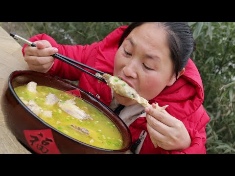 胖妹吃独食,逮只老母鸡炖2小时,1人吃1只,大口啃肉真过瘾!【陈说美食】