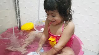 Minik Bebek İlayda Tek Başına Banyo Yaparken çok Eğlendi.Havuz Oyunları