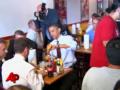 Видео Obama And Medvedev Eating At Ray's Hell Burger