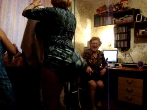 Задорная пожилая тетя выступает в качестве порно звезды при съемках соответствующей фотосессии