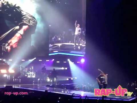 Eminem Performs