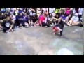 Niño bailando breakdance contra un adulto