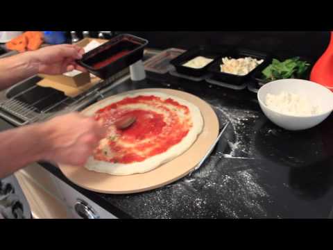 VIDEO : how to bake a pizza in regular oven - come cuocere lacome cuocere lapizzanel forno di casa questo video è per tutte la gente che non è fornita di una pala o non sà usarne ...