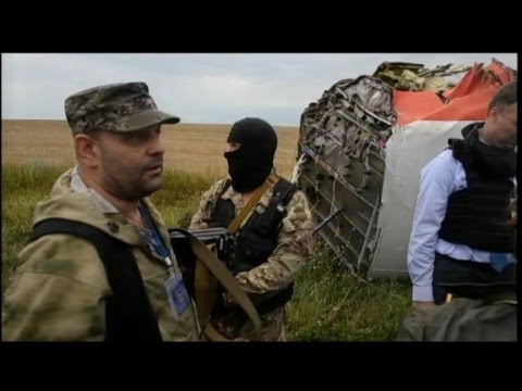 Downed Malaysia Airlines Flight MH17: Securing the Site Downed Malaysia Airlines Flight MH17: Securing the Site klip izle