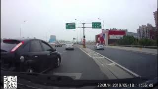 大货车有意推着小车往前走。traffic accident