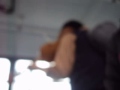 Pareja tocando en un bus