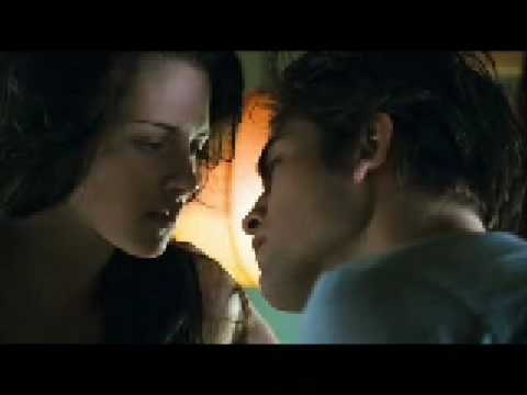 robert pattinson twilight kiss. TWILIGHT  Edwardamp;Bella#39;s