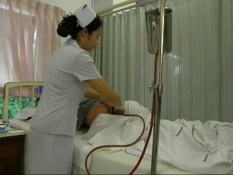Японская секси медсестра пищит от щекотки и массажа сосков