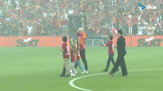 Galatasaray'ın yıldızı Mauro Icardi ve ailesi, Rams Park'ta taraftara üçlü çekti